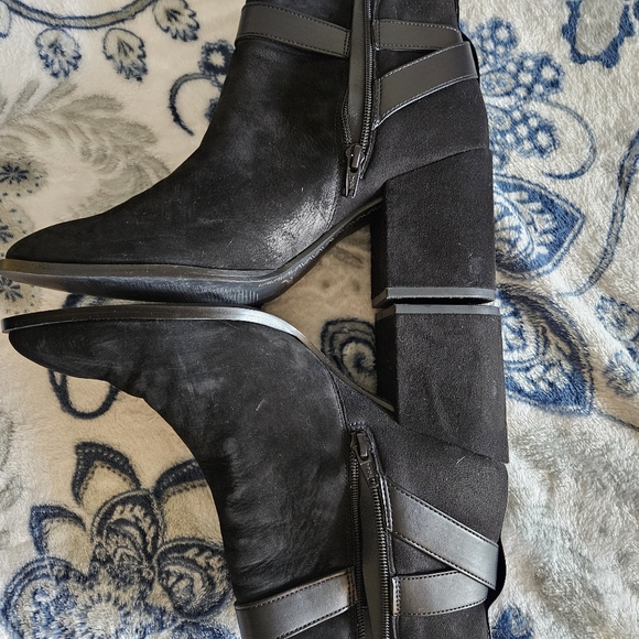Vionic block heel ankle boots. Size 10 - Picture 4 of 10